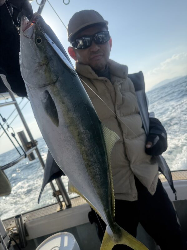 釣り好き社員が海へ！福利厚生で船釣り開催！｜大型印刷、大型シルク